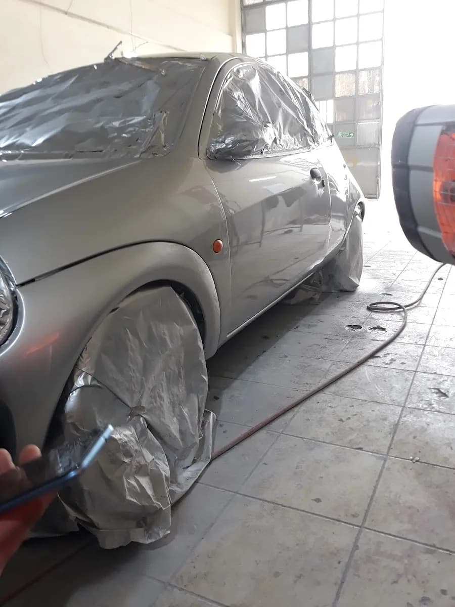 Mert Oto atölyesinde boya hazırlığı yapılan araç